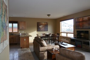 TV, fireplace, streaming services - THE TROUT HAVEN/MOUNTAIN VIEW at Yellowstone (Gardiner)