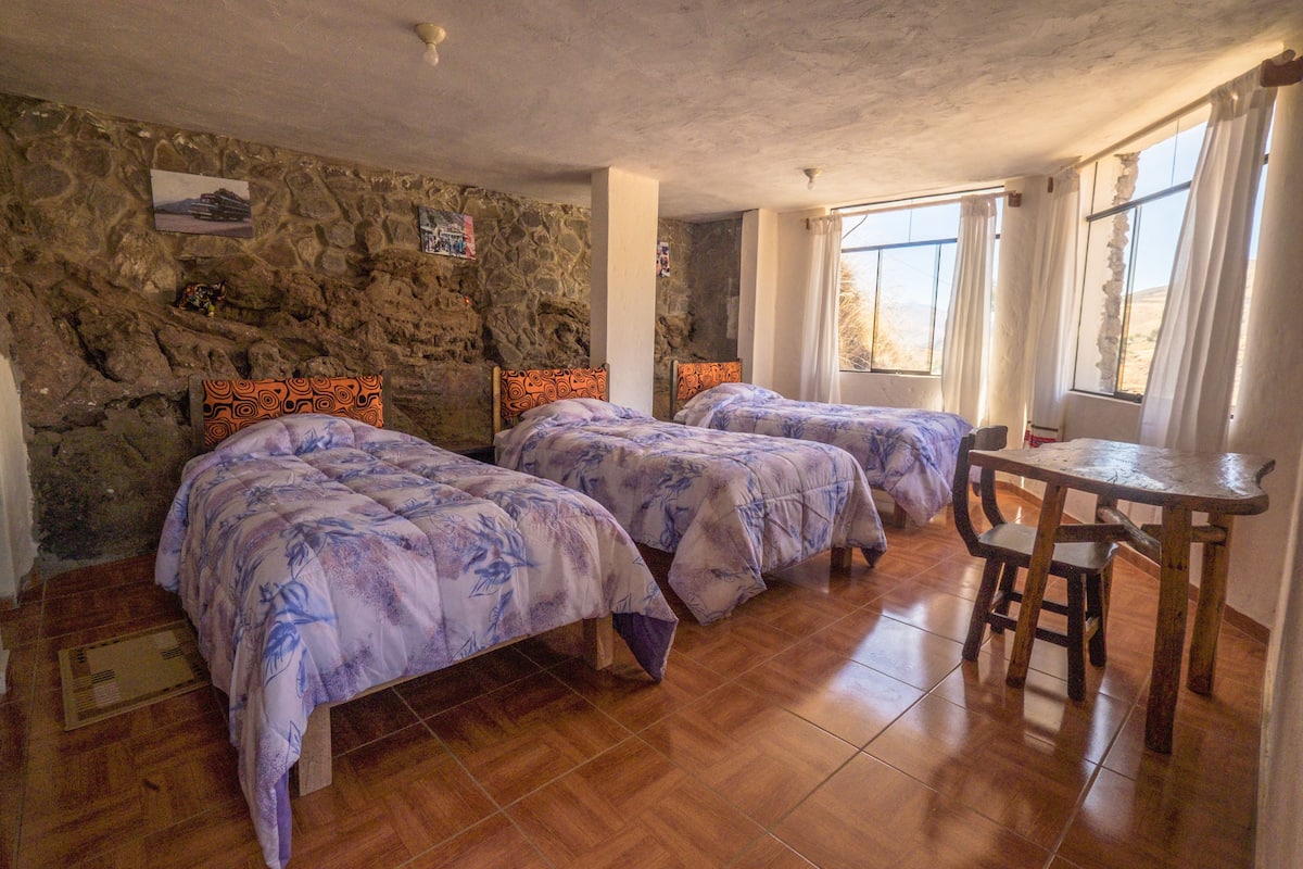 Chambre Triple, 3 lits une place, salle de bains privée | Literie hypoallergénique, couette en duvet d'oie, bureau