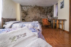 Standard Twin Room, 2 Twin Beds, Non Smoking, Mountain View | Hypo-allergenic bedding, down comforters, desk, rollaway beds - La Granja del Colca (Cabanaconde)