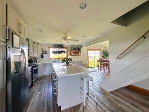 Réfrigérateur, four à micro-ondes, un four, surface de cuisson