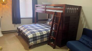 2 chambres, bureau, fer et planche Ă repasser, lit parapluie