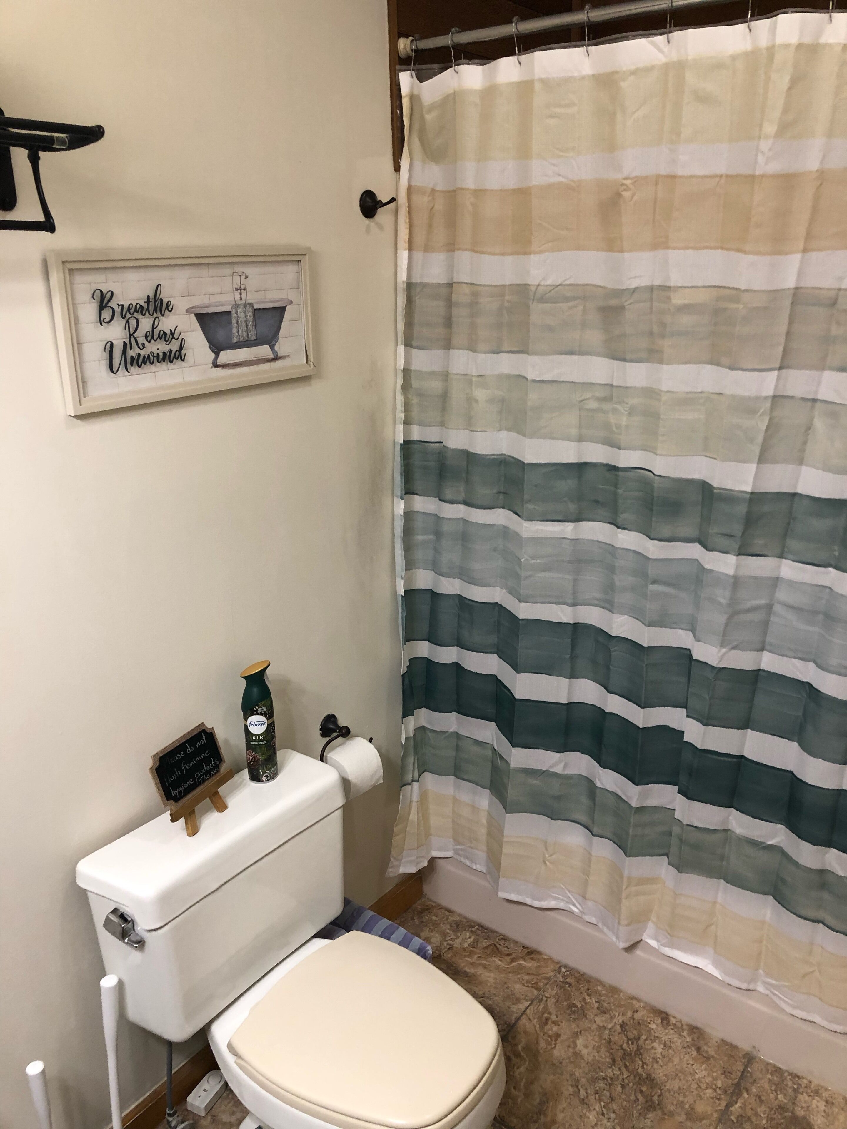 Ensemble douche/baignoire, sèche-cheveux, serviettes fournies, savon