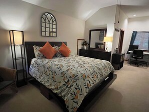 2 habitaciones, escritorio y tabla de planchar con plancha