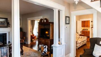 Smart TV, fireplace
