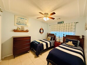 2 slaapkamers, een bureau, een strijkplank/strijkijzer, gratis wifi