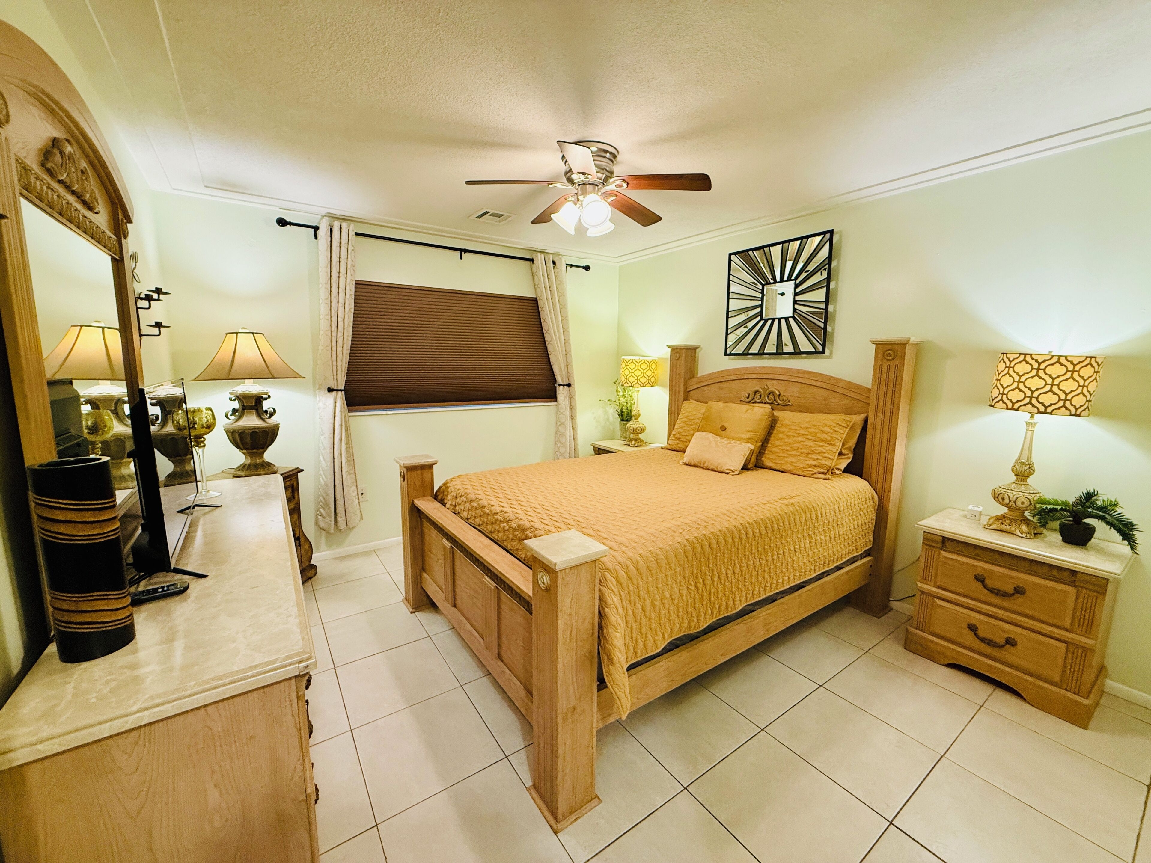 2 habitaciones, escritorio, tabla de planchar con plancha y wifi gratis 