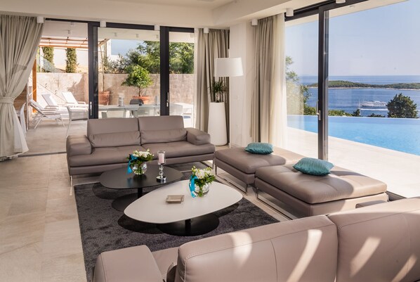 Téléviseur connecté, sélection de musique, sélection de films