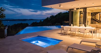 Beautiful Private Villa, Sea View, Pool, Walking distance to the City center