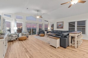 Televisión, chimenea, reproductor de DVD y estéreo 