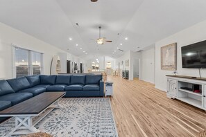 Televisión, chimenea, reproductor de DVD y estéreo 