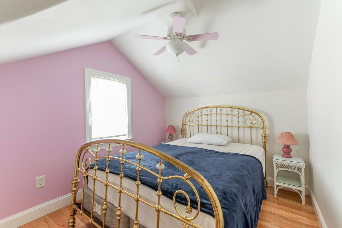 Classic Cape Bungalow On Idaho Ave - A Short 3 Block Stroll to the Shore