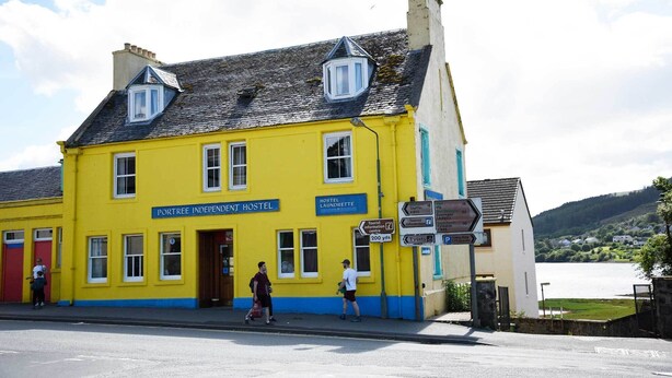 A yellow building with a sign for Portree Independent Hostel and Laundrette. - Portree Independent Hostel (Portree)