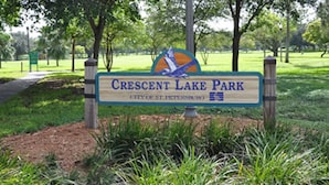 Indicador de parc per al Parc del Llac Cresent a Sant Petersburg, Florida.
