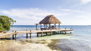 Plage, chaises longues, serviettes de plage
