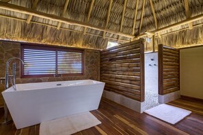 Tina con regadera, amenidades de baño ecológicas, secadora de cabello 