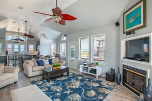 Fernseher, DVD-Player, Tischfußball