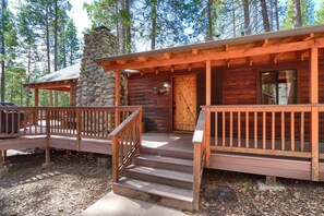 Exterior detail - (26) Deer Den at The Redwoods In Yosemite (Yosemite National Park)