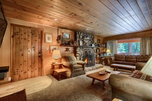 TV, fireplace, DVD player - (26) Deer Den at The Redwoods In Yosemite (Yosemite National Park)