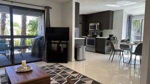 Une cuisine moderne équipée d’un four à micro-ondes, d’un four traditionnel et d’un coin repas.