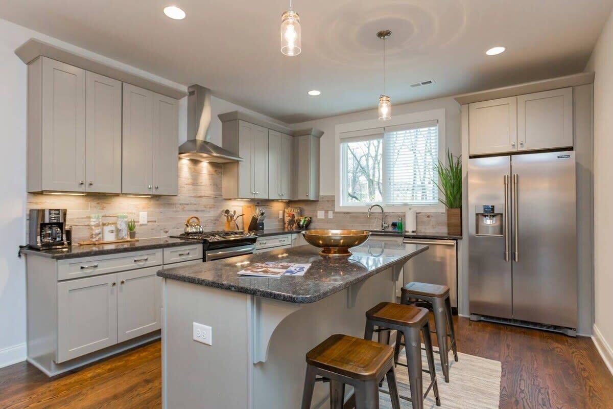 Kjøleskap, mikrobølgeovn, ovn og kokeplater