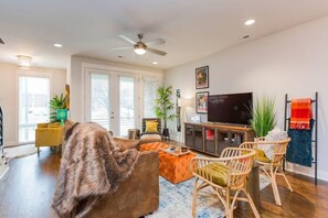 Televisión y oficina 