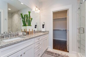 Badekar, hårføner og håndklær