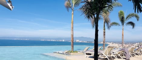 Una piscina al aire libre, una piscina climatizada