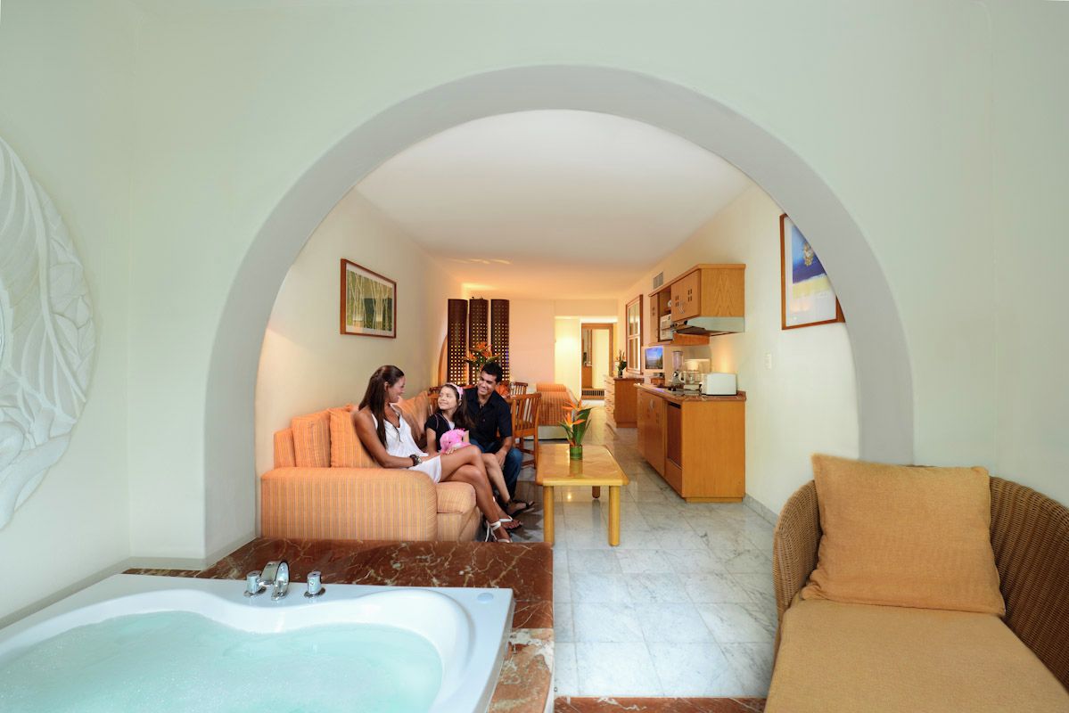 Sala de estar com sofá, mesa de centro e banheira.