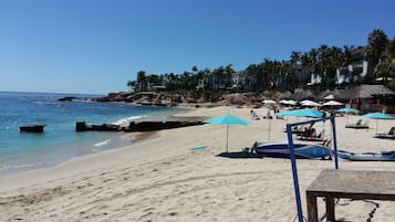 Plage à proximité, chaises longues, serviettes de plage
