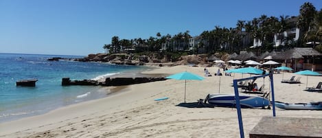 Nära stranden, solstolar och strandhanddukar