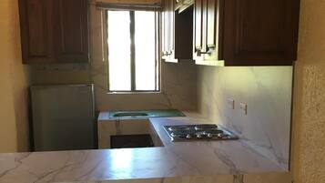 Réfrigérateur, micro-ondes, plaque de cuisson, cafetiÚre/bouilloire