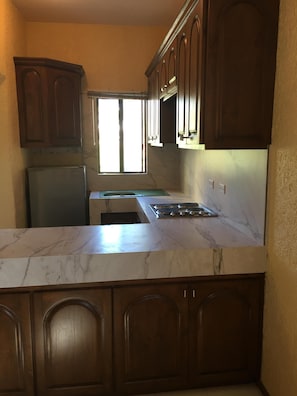 Refrigerador, microondas, placa de cocina, cafetera/tetera