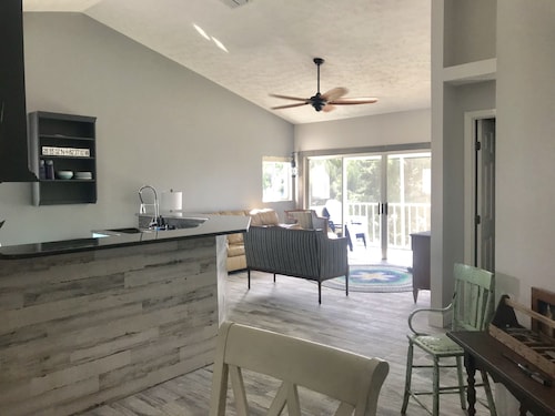 Beautiful waterfront Condo, minutes from downtown, shopping and fishing!