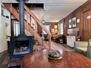 Fernseher, Kamin, DVD-Player