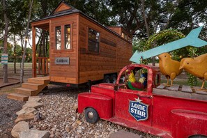 Property grounds - Beautiful Country-Themed Tiny House 145 (Caldwell)
