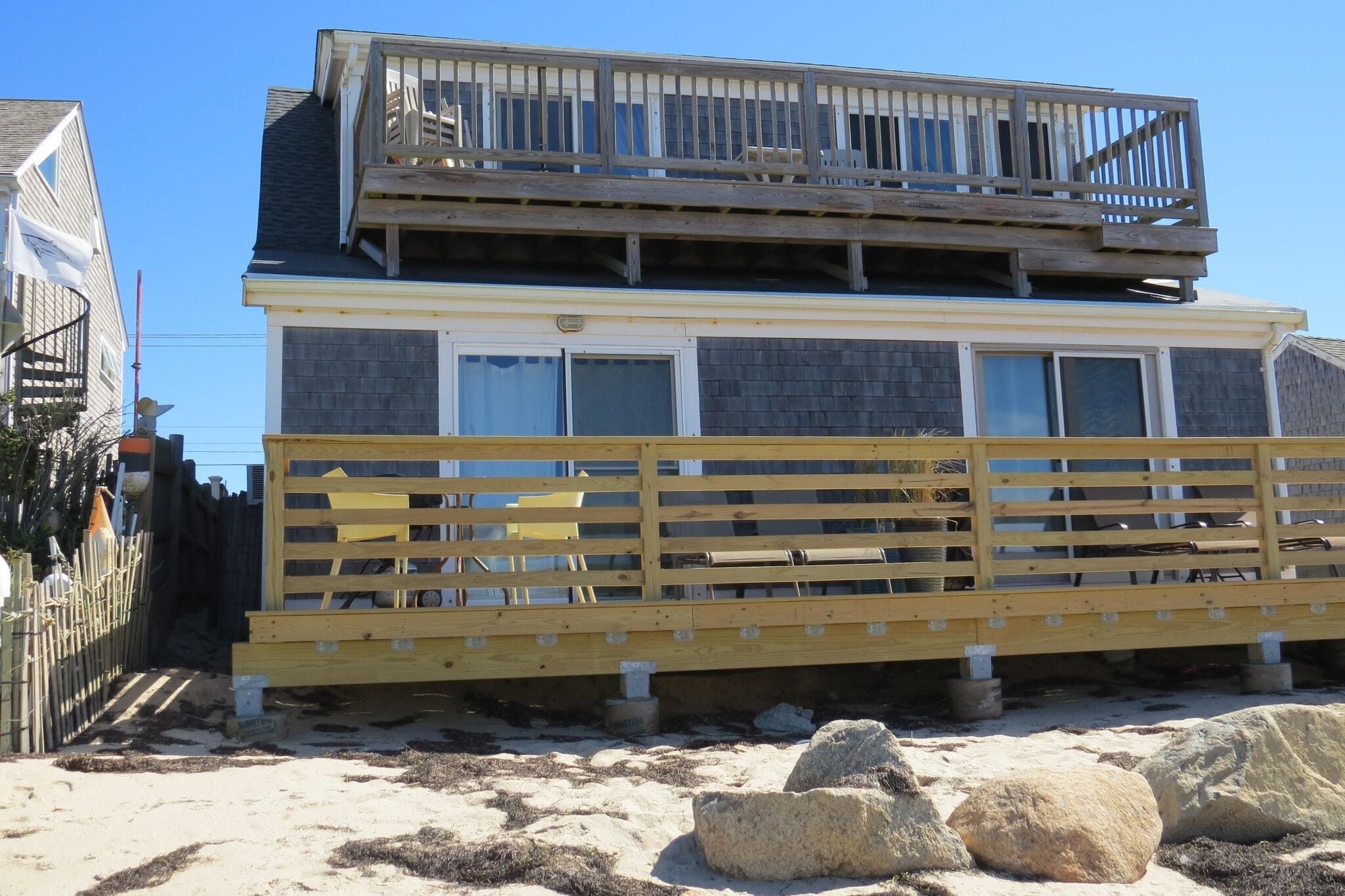 Beachfront Condo with Sweeping Views, Pet Friendly. A/C and free Wifi