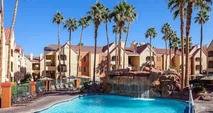 Escape to Luxury at Desert Club Resort - Your Ultimate Desert Oasis Awaits