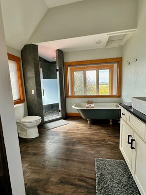Combined shower/bathtub, hair dryer, towels - Cache Vista Ranch A | Near Grand Targhee Resort (Tetonia)