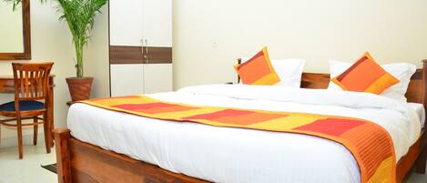 Deluxe-huone, 1 parisänky, tupakointi kielletty | Tallelokero huoneessa, työpöytä, äänieristys, ilmainen Wi-Fi