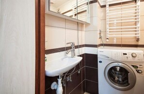 公寓 | 浴室 | 淋浴/盆浴组合、免费洗浴用品、吹风机、毛巾