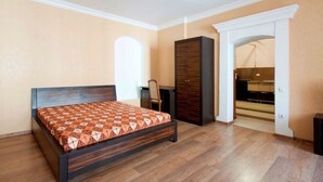 Une chambre à coucher avec un lit, un bureau et une armoire.