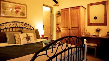 1 bedroom, desk, free WiFi, bed sheets