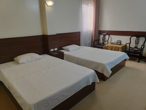エコノミー ダブルルーム | デスク、遮光カーテン、防音設備、WiFi (無料)