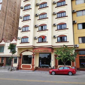 Front of property - Ngoc Mai Hotel (Ha Long)