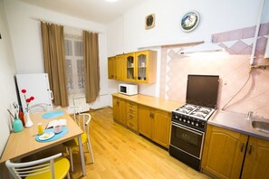 Appartement | Cuisine privée | Grand réfrigérateur, micro-ondes, four, plaque de cuisson