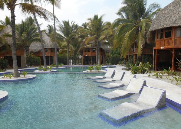 2 piscines extérieures