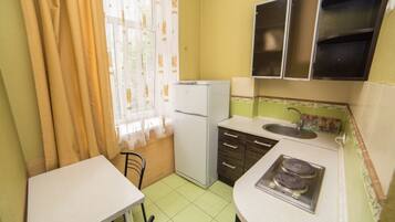 Huoneisto | Yksityinen keittiö | Täysikokoinen jääkaappi, liesi, keittoastiat/astiat/ruokailuvälineet