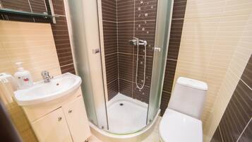 Huoneisto | Kylpyhuone | Suihku, ilmaiset hygieniatuotteet, hiustenkuivaaja, pyyhkeet