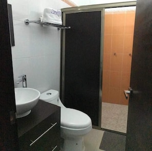 Ducha, jabón, champú y papel higiénico