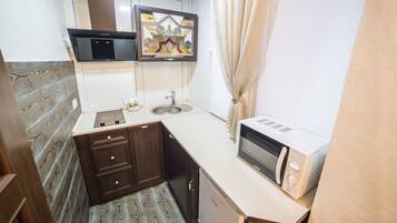 Estudio | Cocina privada | Frigorífico, microondas, placa de cocina y hervidor eléctrico